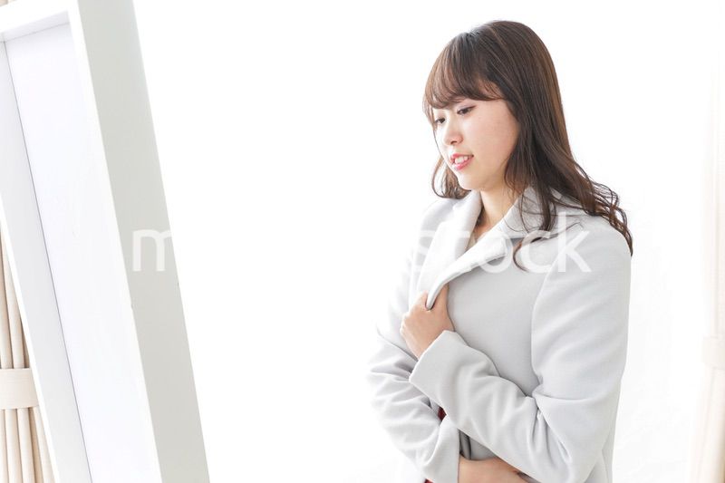 服を試着する女性