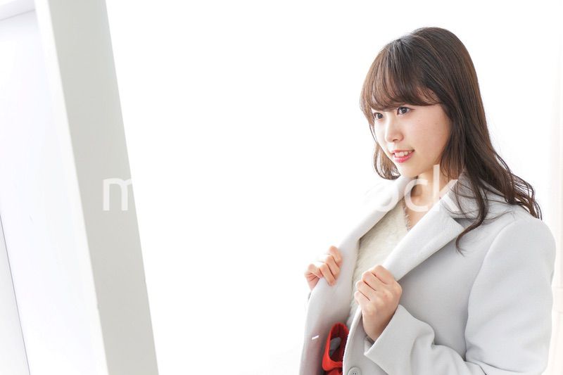 服を試着する女性
