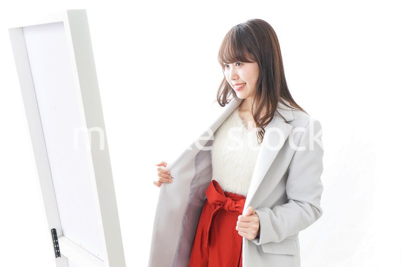 服を試着する女性