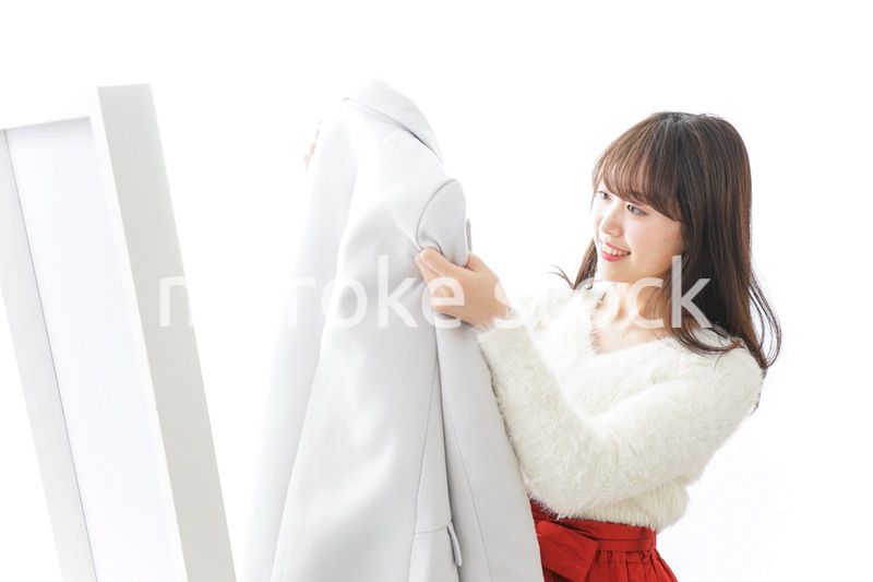 服を試着する女性