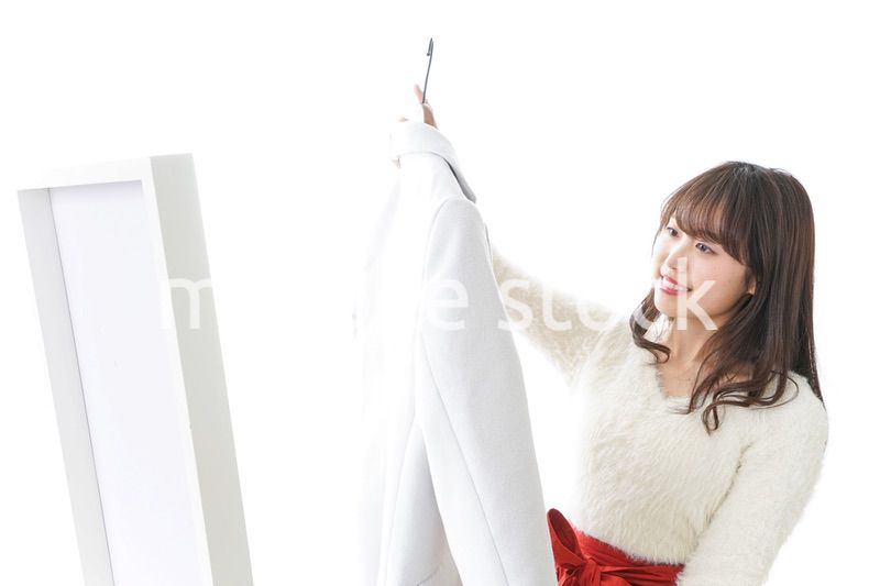 服を試着する女性