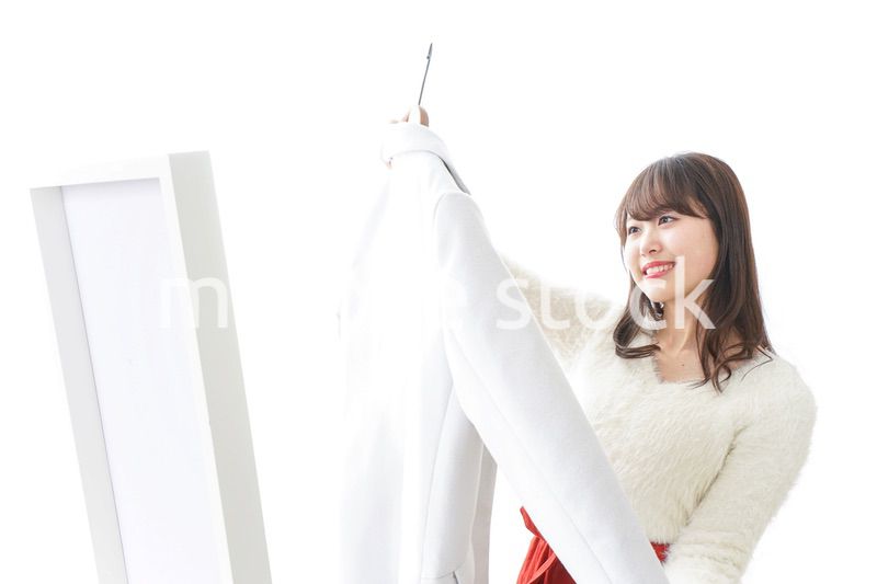 服を試着する女性