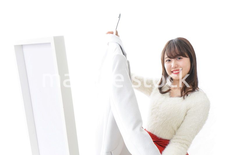 服を試着する女性
