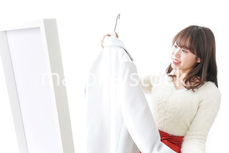 服を試着する女性