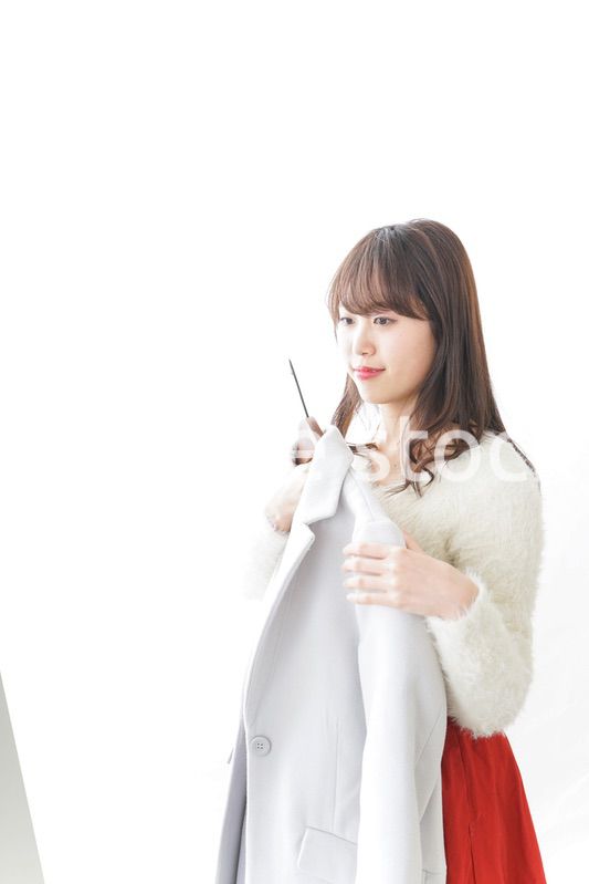 服を試着する女性