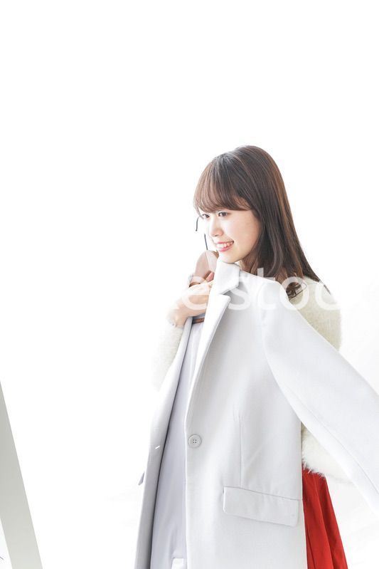 服を試着する女性