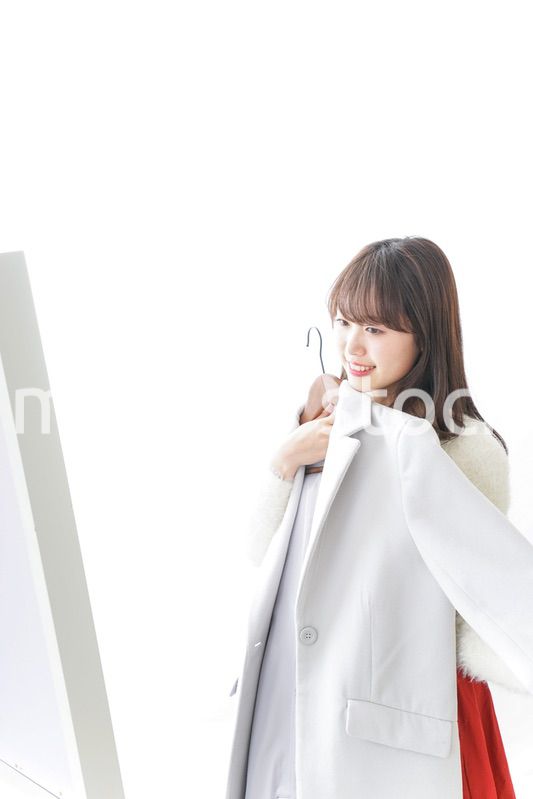 服を試着する女性