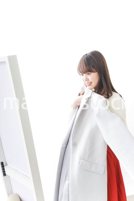 服を試着する女性