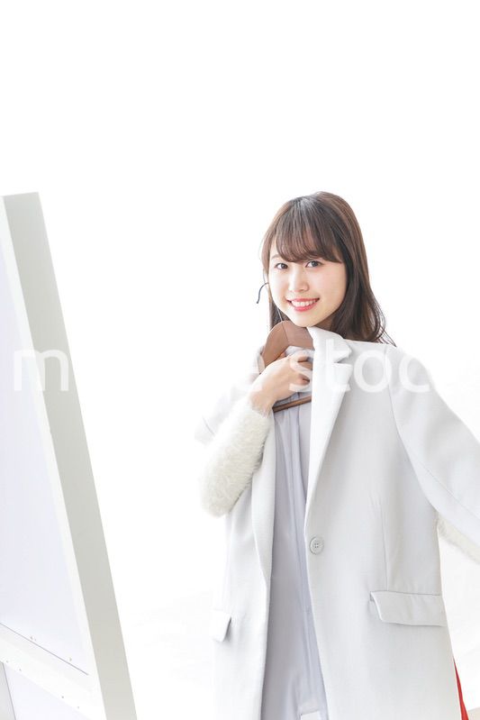 服を試着する女性