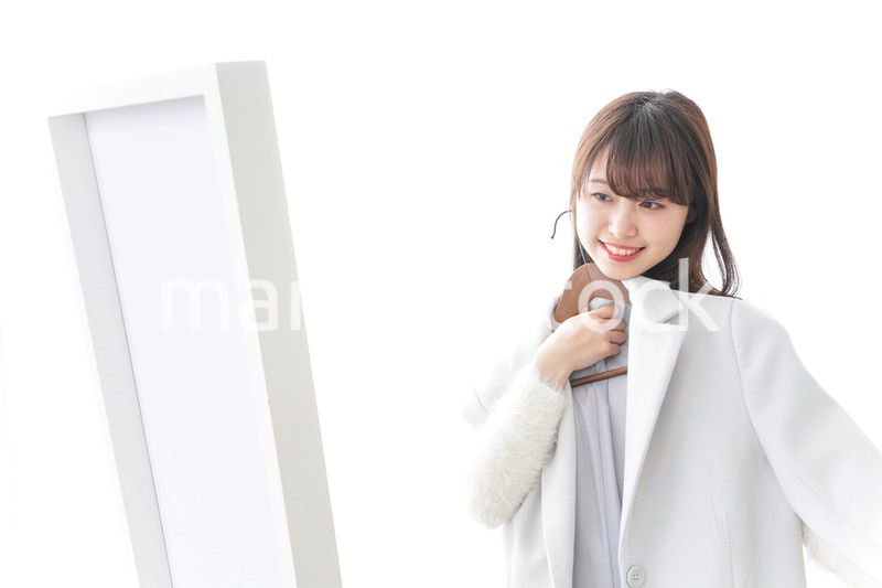 服を試着する女性