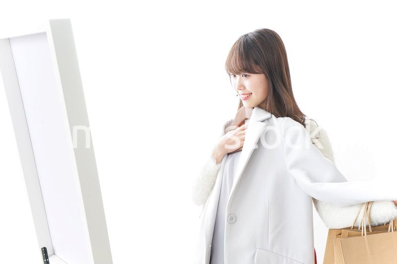 服を試着する女性