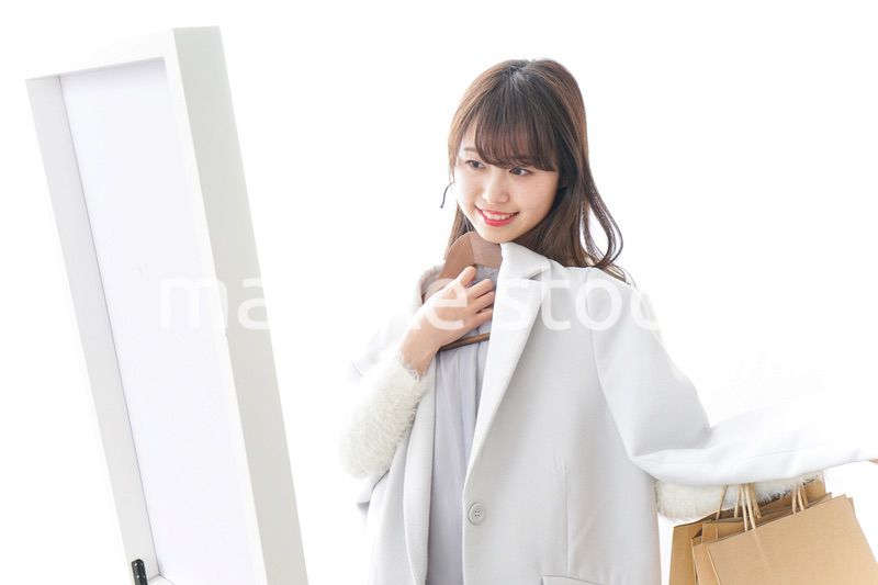 服を試着する女性