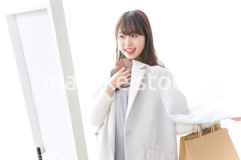 服を試着する女性