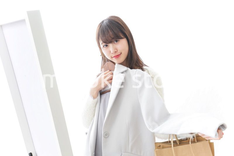 服を試着する女性
