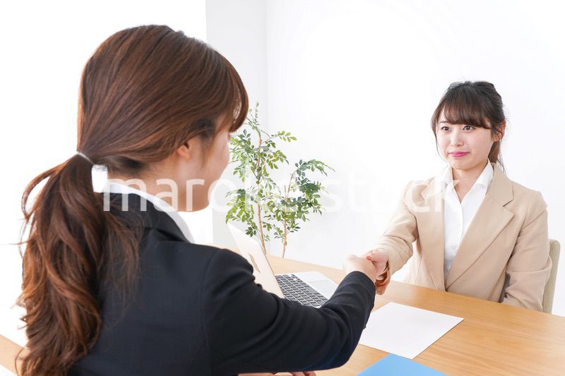 握手をするビジネスパーソン