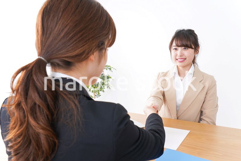 握手をするビジネスパーソン