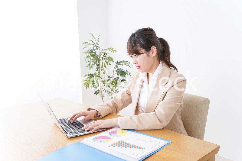 オフィスで仕事するビジネスウーマン