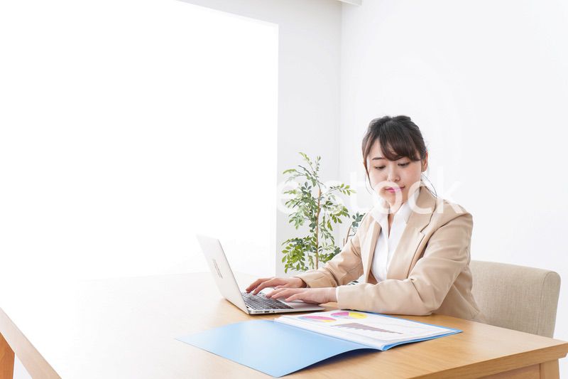 オフィスで仕事するビジネスウーマン