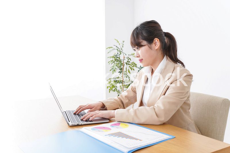 オフィスで仕事するビジネスウーマン