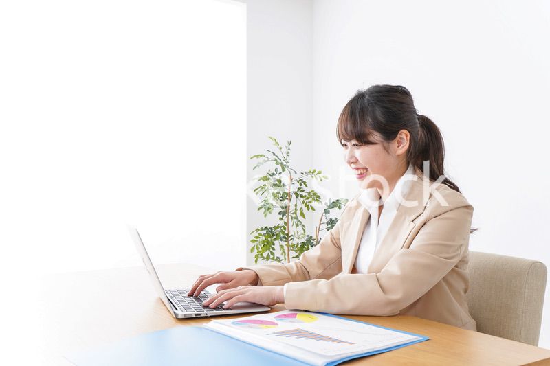 オフィスで仕事するビジネスウーマン