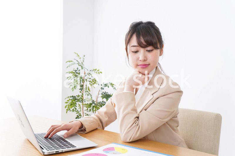 オフィスで仕事するビジネスウーマン