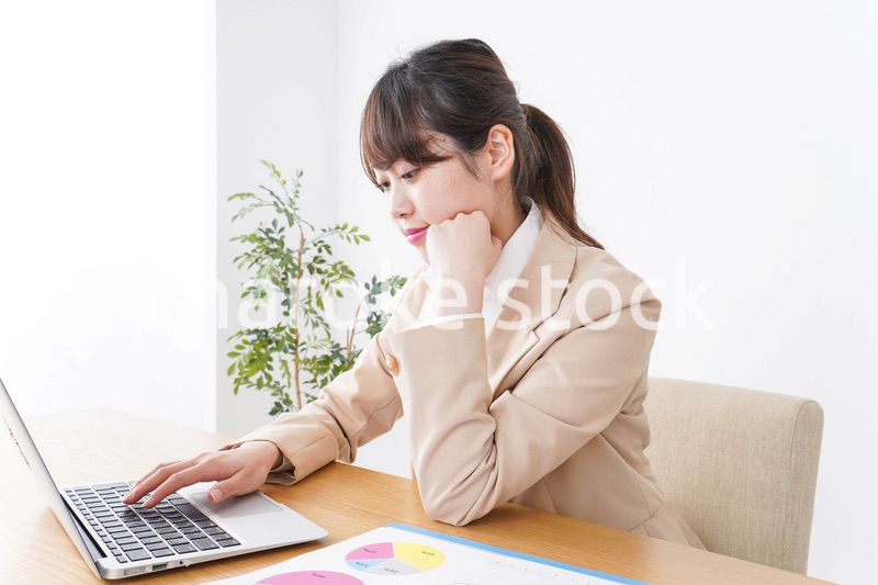 オフィスで仕事するビジネスウーマン