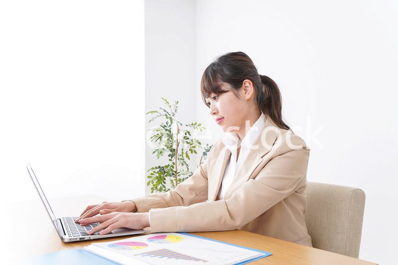 オフィスで仕事するビジネスウーマン