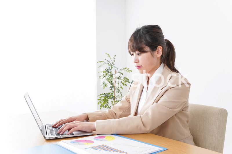 オフィスで仕事するビジネスウーマン