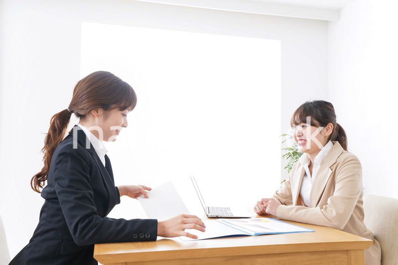 会議をするビジネスパーソン