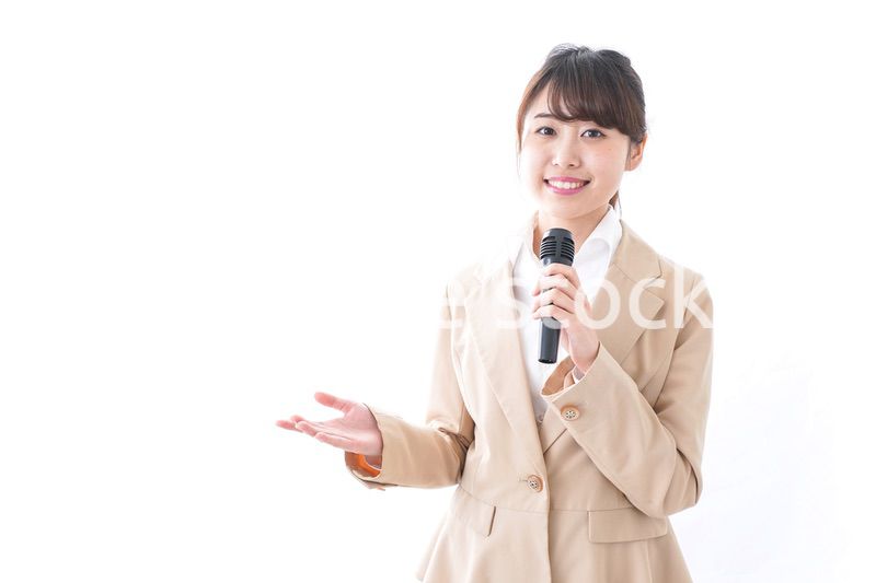 マイクで話す女性