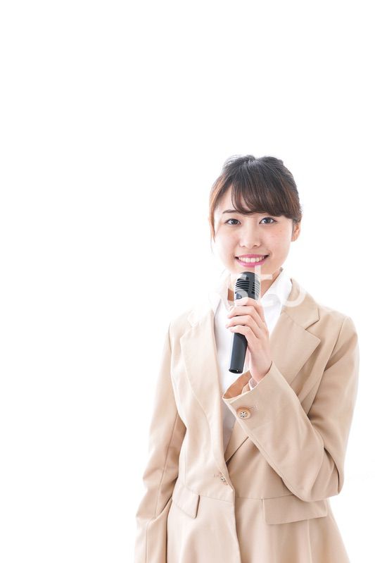 マイクで話す女性