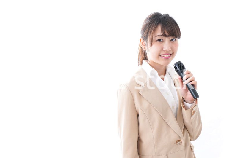 マイクで話す女性