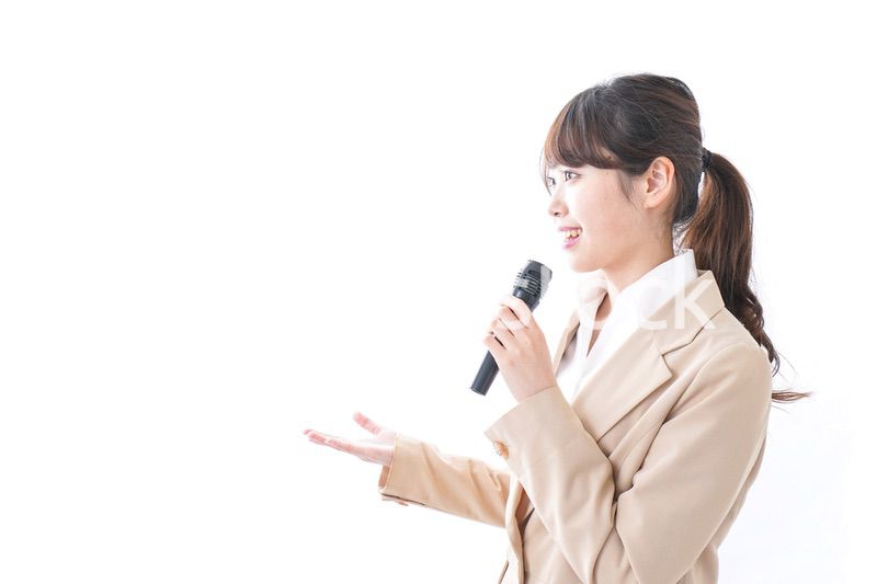 マイクで話す女性