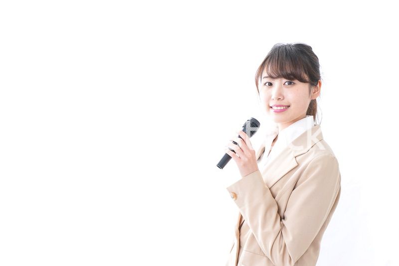 マイクで話す女性