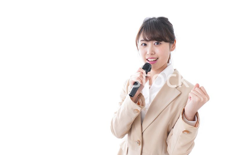 マイクで話す女性