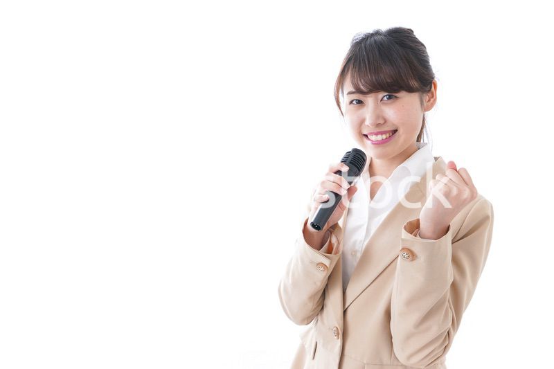 マイクで話す女性