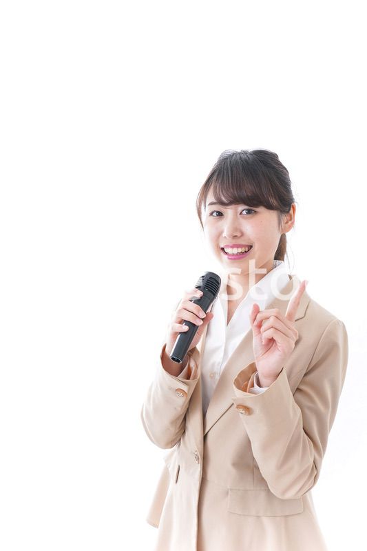 マイクで話す女性