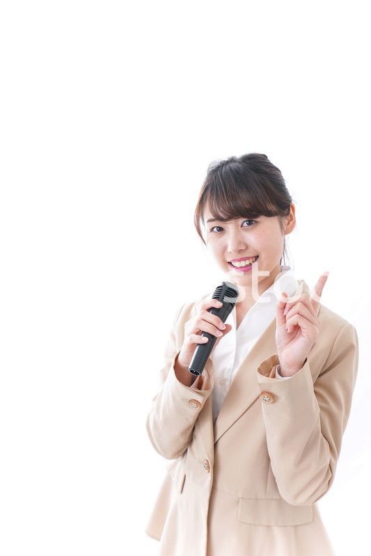 マイクで話す女性