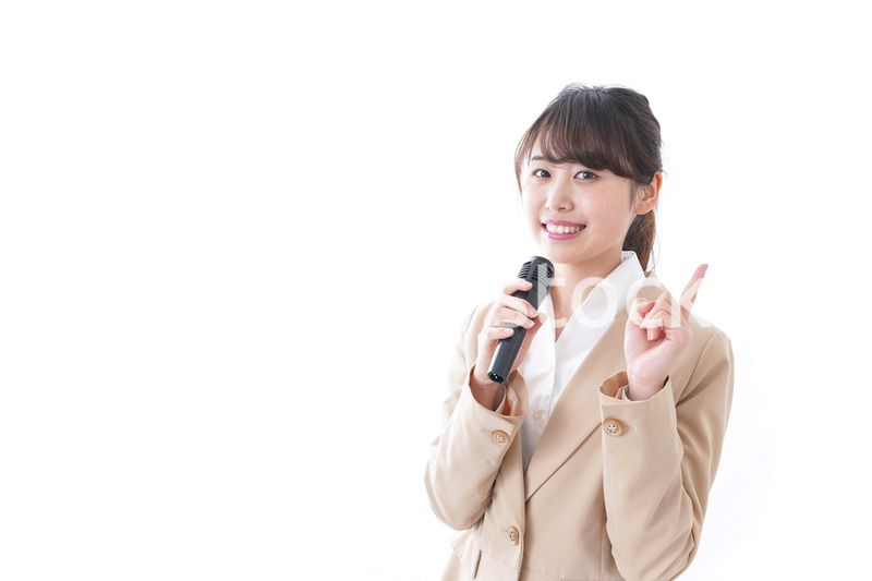 マイクで話す女性