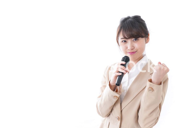 マイクで話す女性