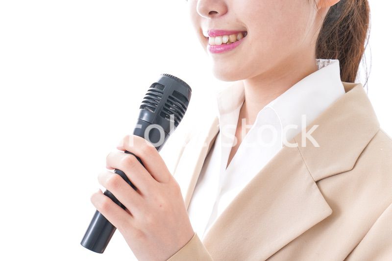 マイクで話す女性