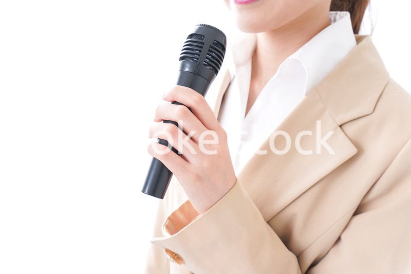 マイクで話す女性