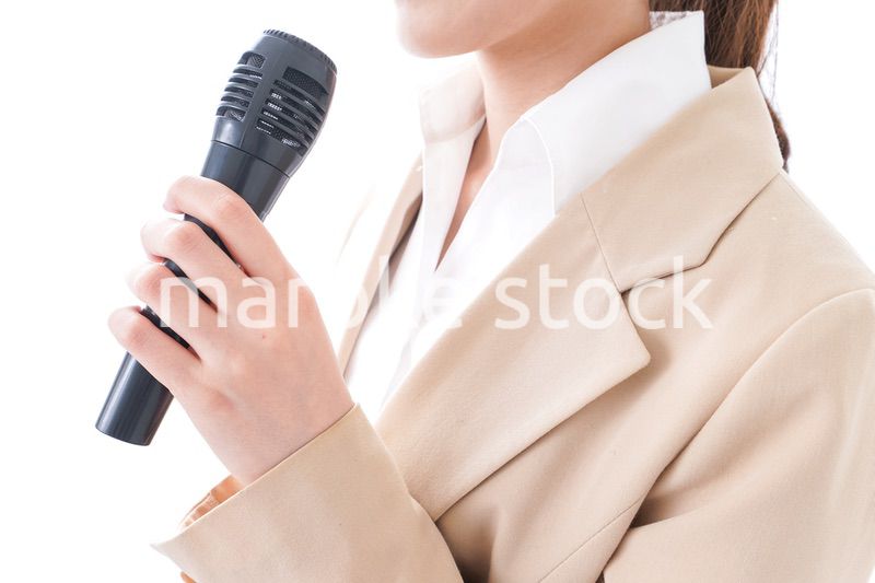 マイクで話す女性