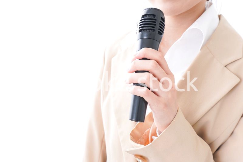 マイクで話す女性