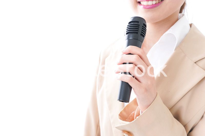マイクで話す女性