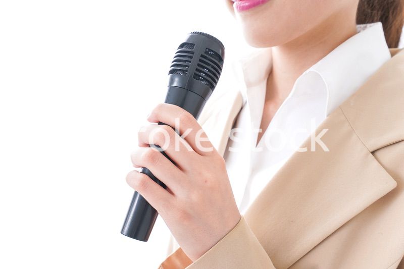 マイクで話す女性