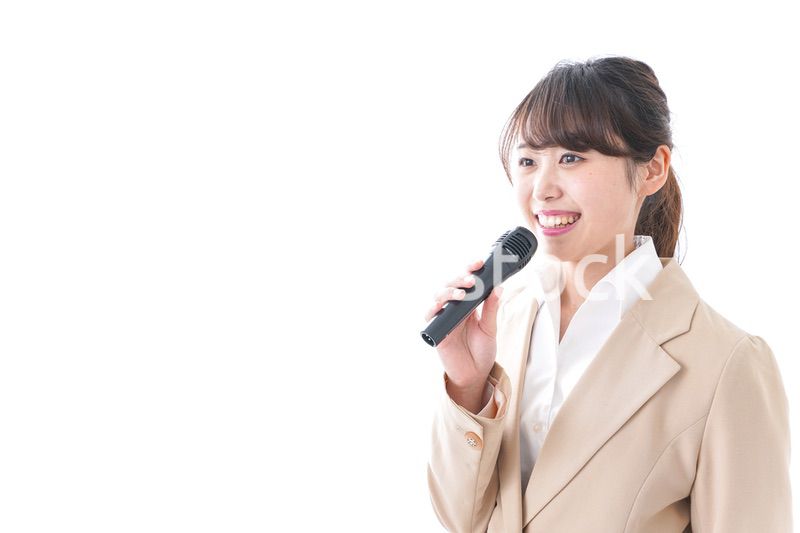 マイクで話す女性