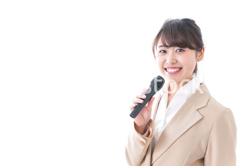 マイクで話す女性