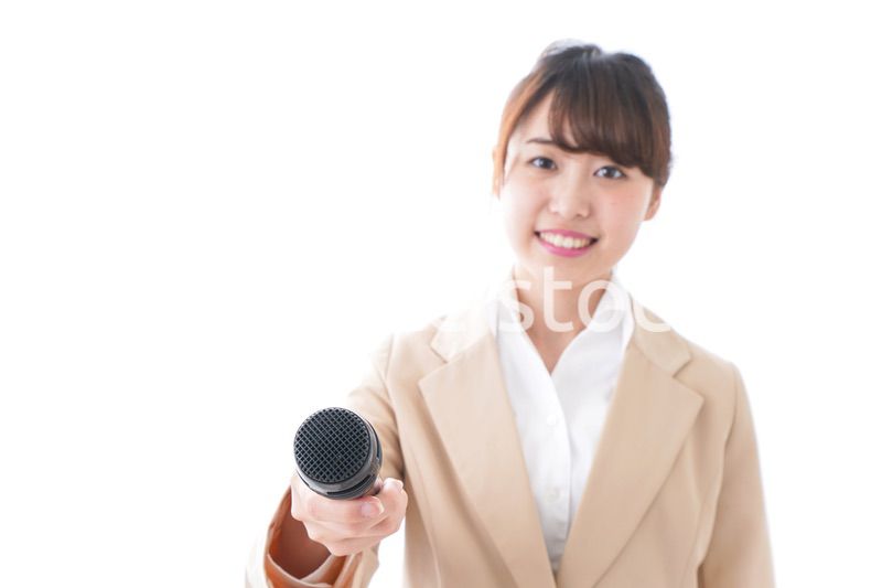 インタビューをする女性