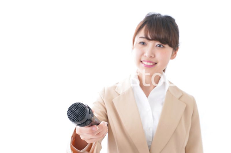 インタビューをする女性